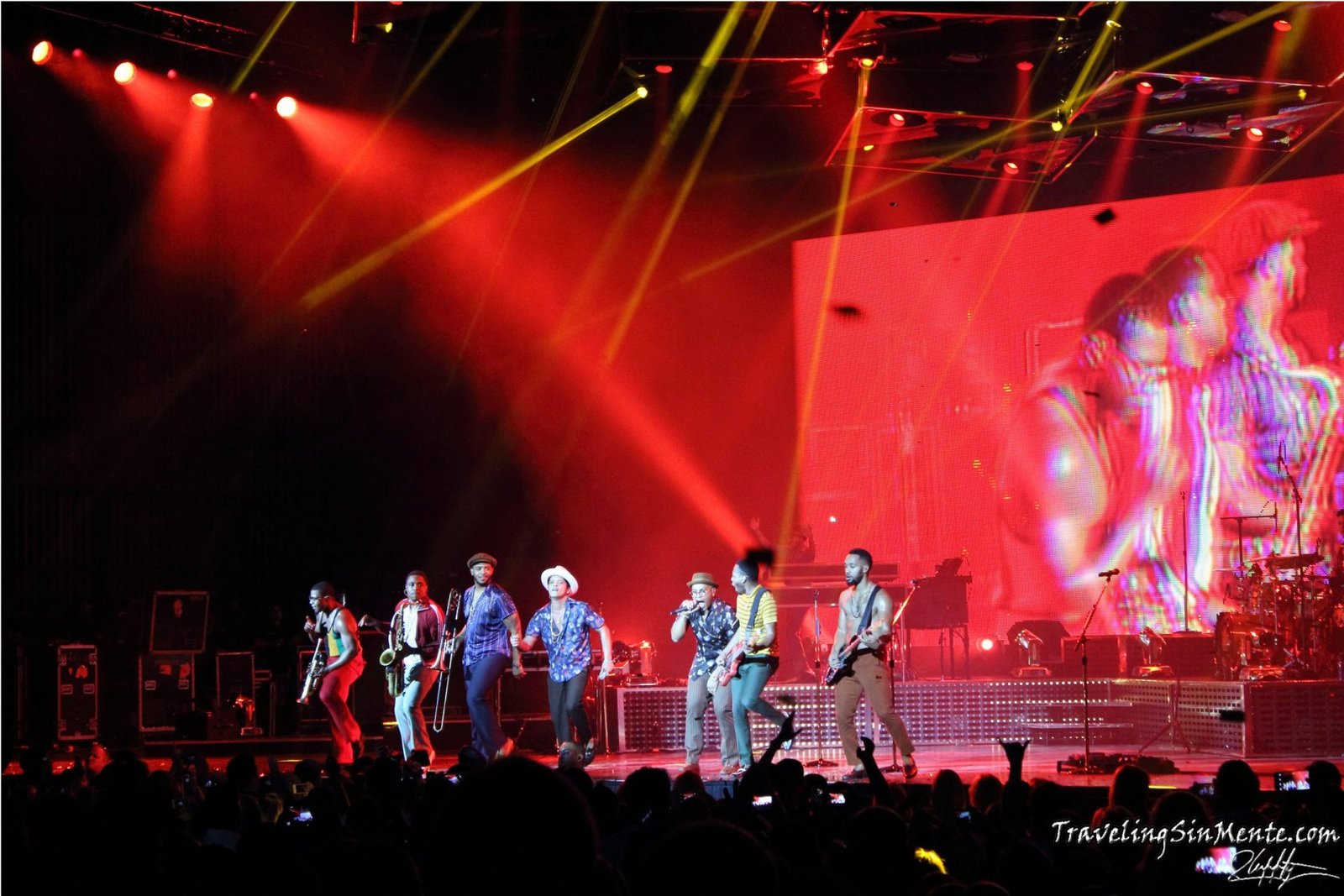 Bruno Mars and Aloe blacc in concert