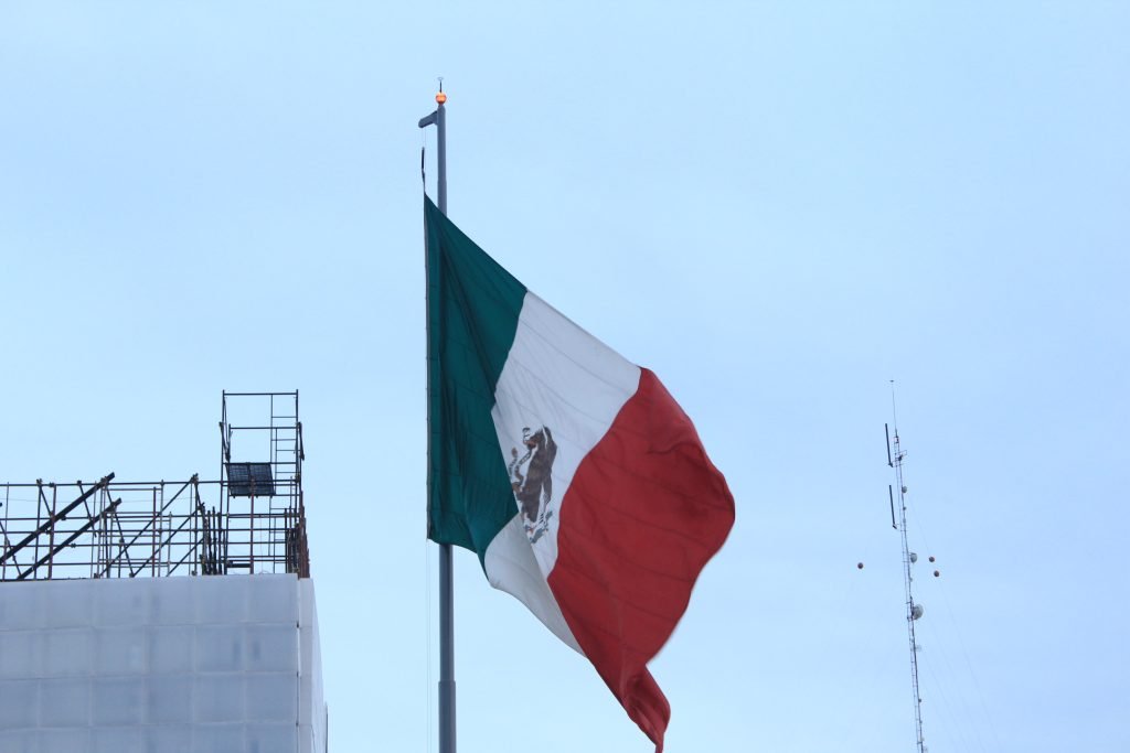 Enorme bandera en el Zocalo, DF.